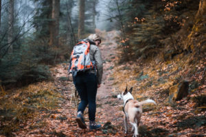 Chien et Léa Taroux, comportementaliste canin à St Dié
