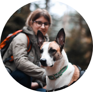 Léa Taroux, comportementaliste canin et son chien